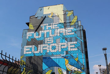 Graffitimaalaus, jossa lukee Future is Europe, talon seinässä