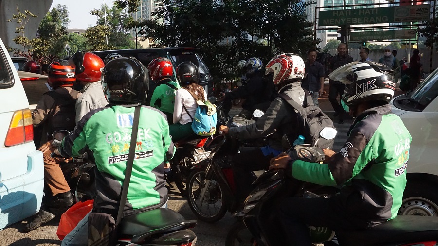 Uusi kännykkäsovelluksen kautta toimiva mopotaksipalvelu on saavuttanut laajan suosion Jakartan hurjassa liikenteessä.