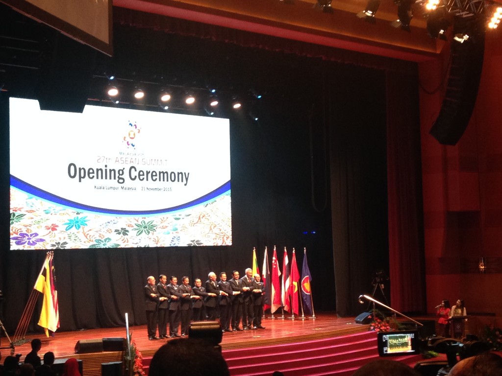 ”Käymme yhdessä ain, käymme aina rinnakkain.” ASEANin päämiehet avajaisseremoniassa. Kuva: Martta Rissanen.