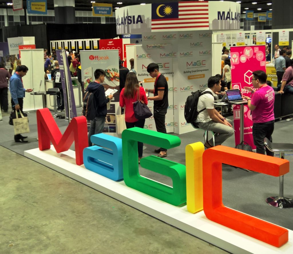 MaGIC-kiihdyttämö rekrytoi yrittäjiä ohjelmiinsa Malesiaan Tech in Asia -tapahtumassa Singaporessa huhtikuussa 2016. Kuva: Riku Mäkelä.