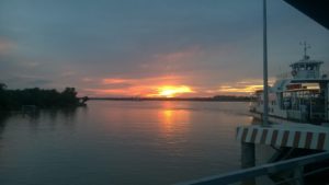Mekong-joen deltalla matkustamiseen saa varata aikaa. Jokilauttaa on kuitenkin mukava odotella auringonlaskun aikaan. Kuva: Annika Kaipola