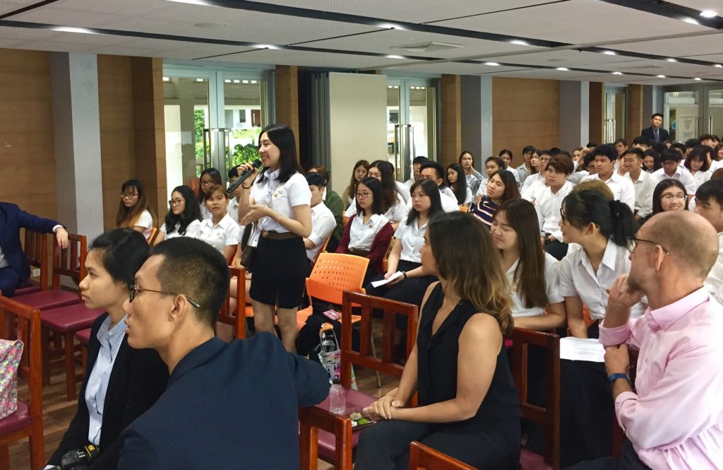 Thammasatin opiskelijat olivat hyvin aktiivisia keskustelemaan tasa-arvokysymyksistä. Monia kiinnosti myös tasa-arvoon liittyvät asiat Suomessa. Kuva: Thammasatin yliopisto.
