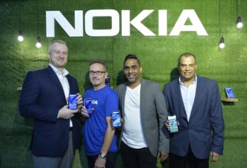 Edustuston päällikön sijainen Teemu Laakkonen, suurlähettiläs Petri Puhakka sekä HMD Globalin Malesian maajohtaja Vijay Kumar ja APAC-aluejohtaja Sandeep Gupta käsissään uudet Nokia-puhelinmallit. Kuva: HMD Global.