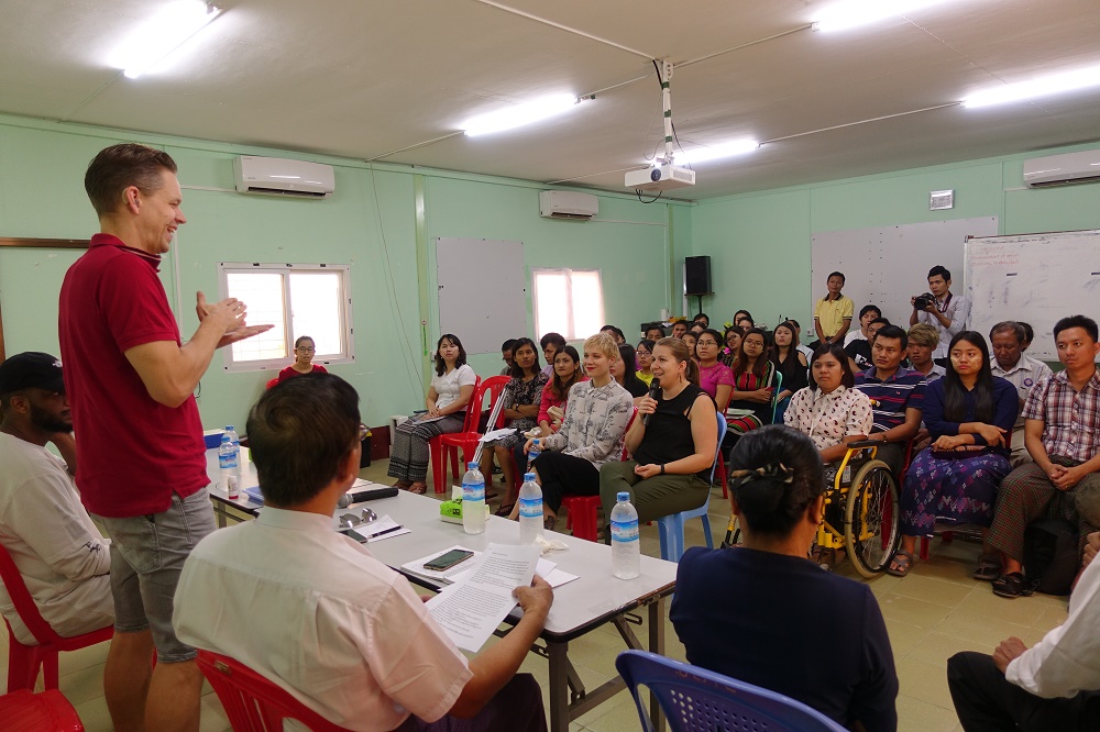 Signmark puhumassa kokemuksistaan Abiliksen ja Myanmar Independent Living Initiativen järjestämässä tapaamisessa paikallisten vammaisjärjestöjen kanssa. Kuva: Suvi Rivinoja/UM