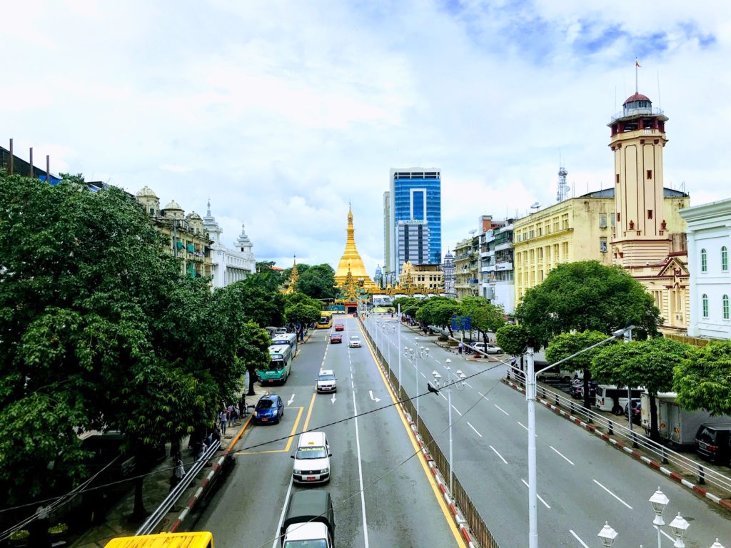 Kovaa vauhtia kehittyvässä Yangonissa elämä muistuttaa enemmän muita Aasian suurkaupunkeja kuin muutaman sadan kilometrin päässä sijaitsevia konfliktialueita. Kuva: Eeva Lehtinen