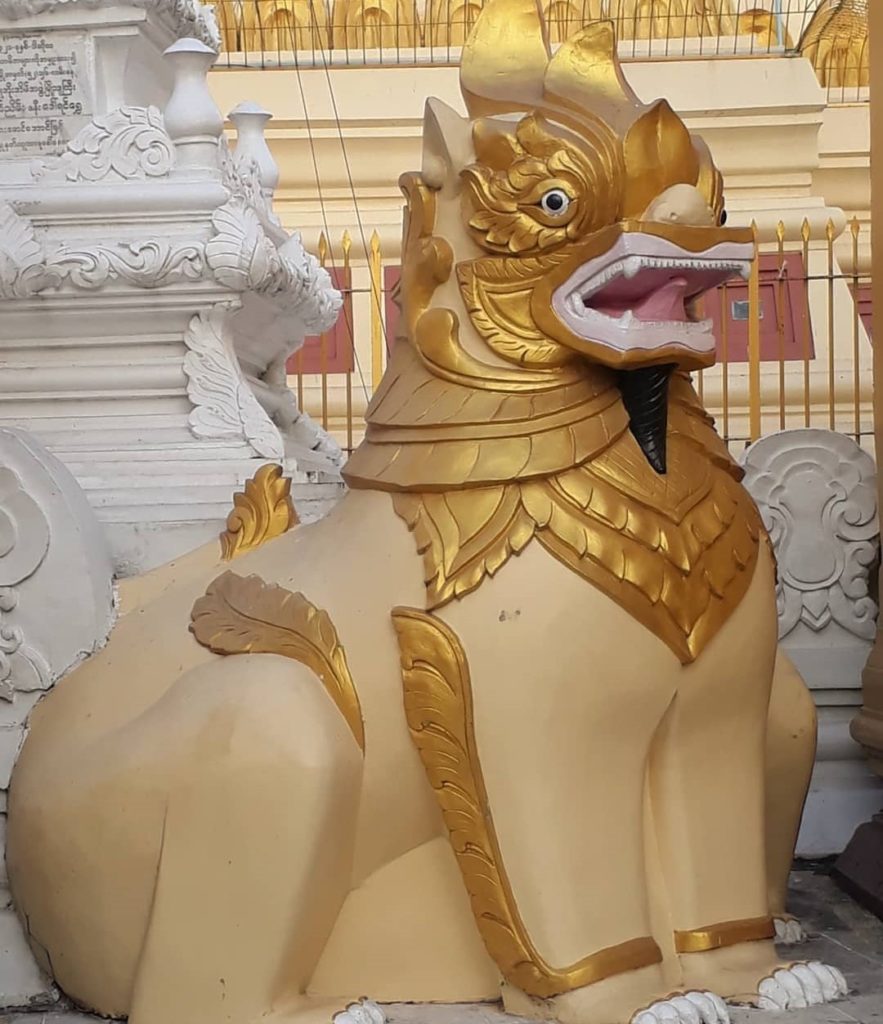 Buddhalaistemppelin sisäänkäyntiä suojelee kultainen leijona, Chinthe. Kuva: Susanna Kujanpää