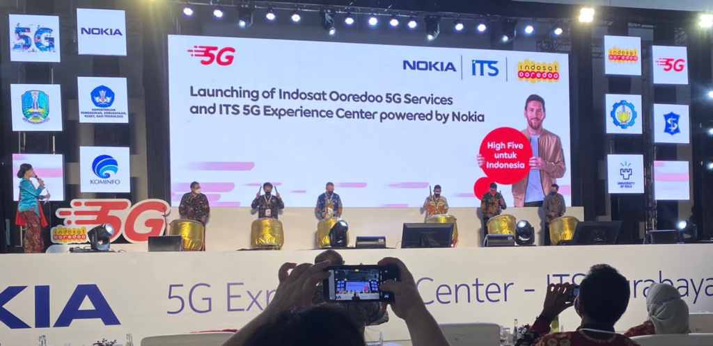 miehiä rummuttamassa Nokian 5G keskuksen avajaisissa