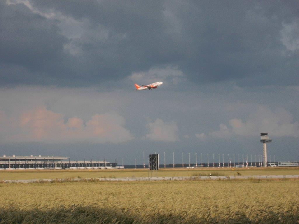 Myrskypilvet ovat varjostaneet Berliinin uuden lentokentän matkaa. Koneita nousee ilmaan vanhalta Schönefeldin kentältä. 