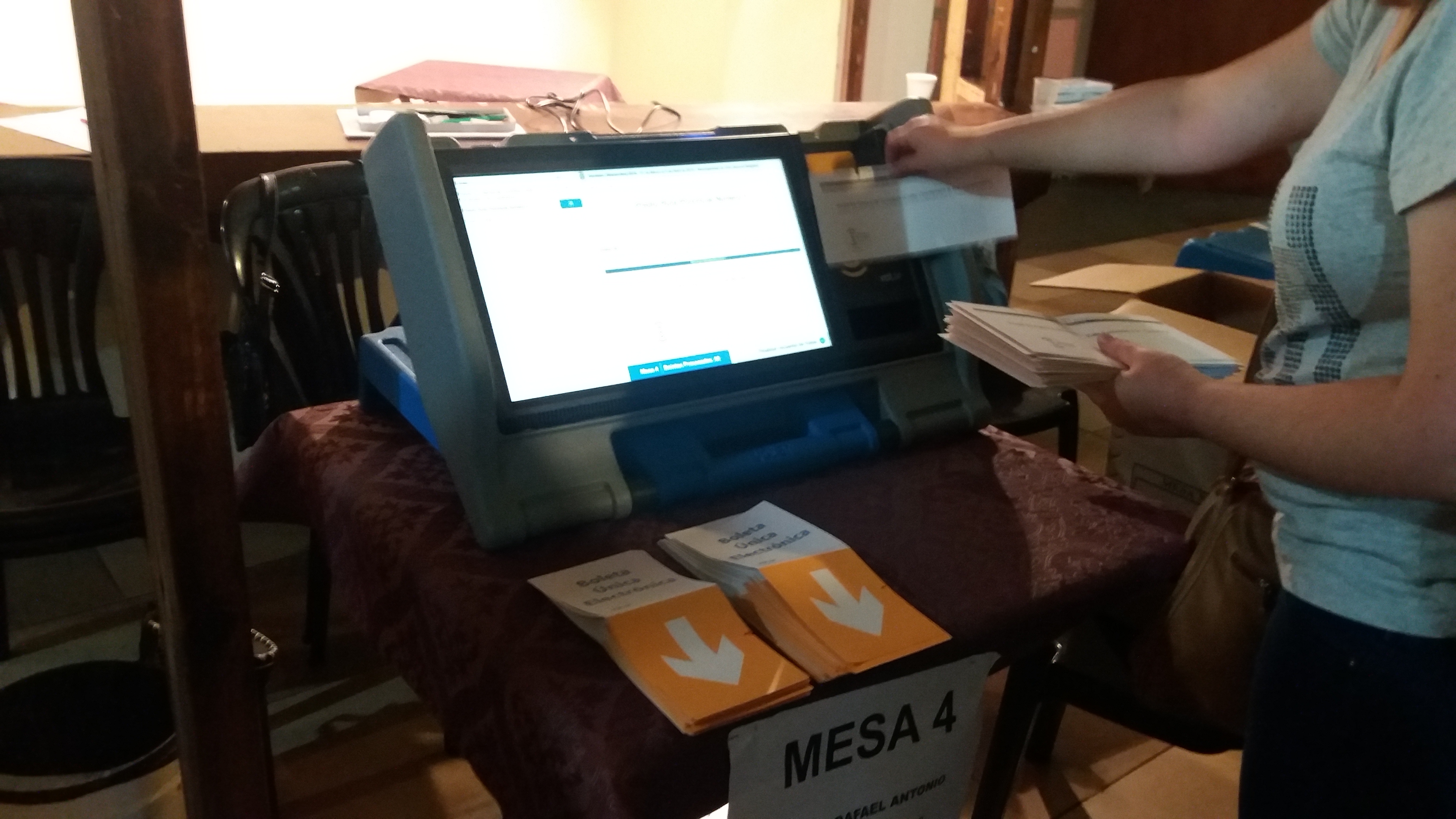 Vaalitulosten laskentaa Argentiinan uuden sähköisen äänestystavan avulla. Kuva: Maarit Malkamäki