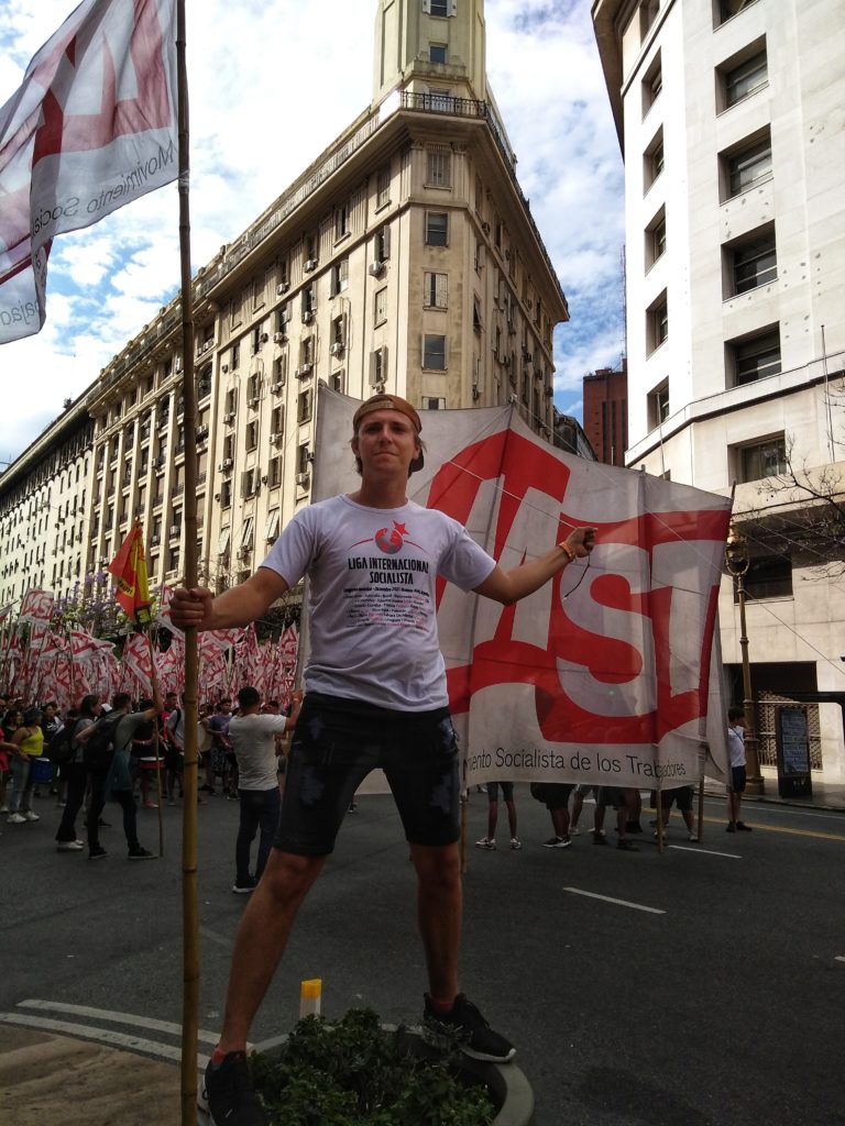 International Socialist Leaguen jäsen osoittamassa mieltään Buenos Airesissa joulukuun alussa 2019 perustetun järjestön ensimmäisen kansainvälisen kongressin yhteydessä. 