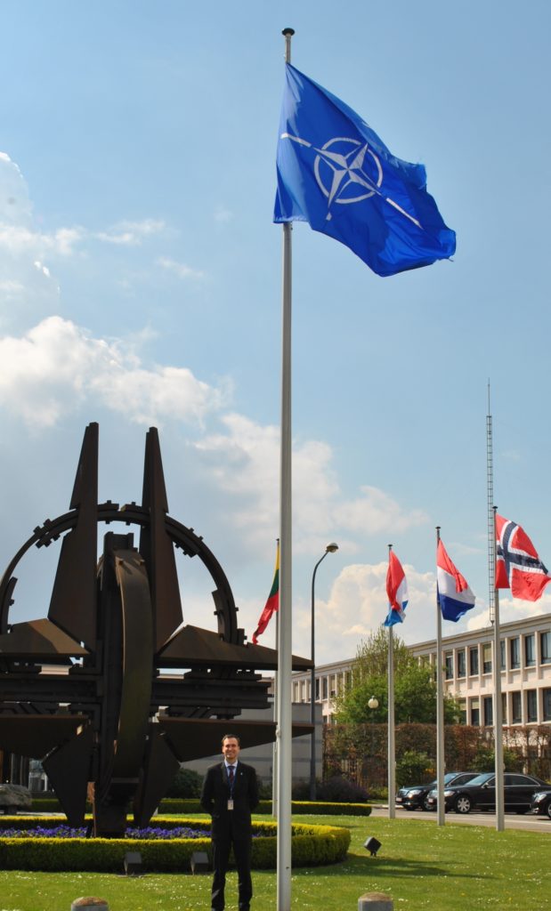 Pekka Kaihilahti Naton päämajan edustalla. Kuva:  Tuula Niiranen