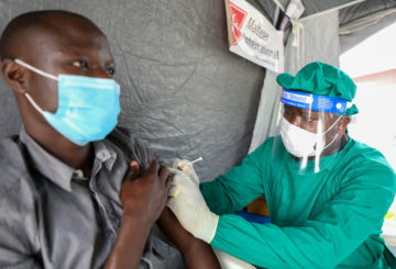 Sairaanhoitaja antaa koronarokotusta Kongossa.