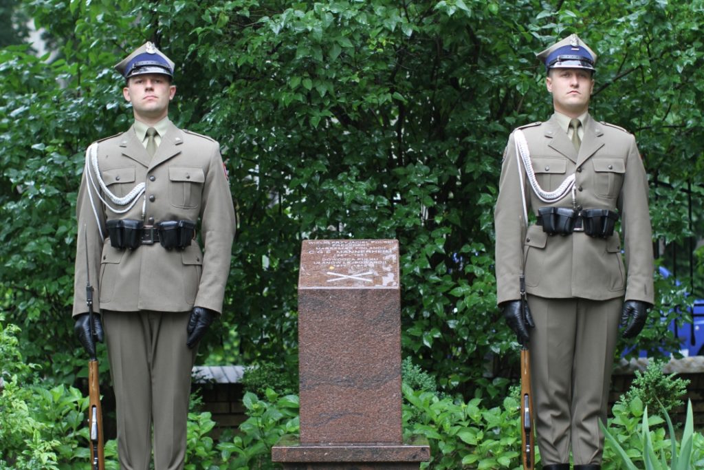 Puolassa armeija ja Nato näkyvät arkenakin. Tässä kaksi sotilasta kunniavartiossa C.G.E. Mannerheimin muistomerkillä Varsovassa