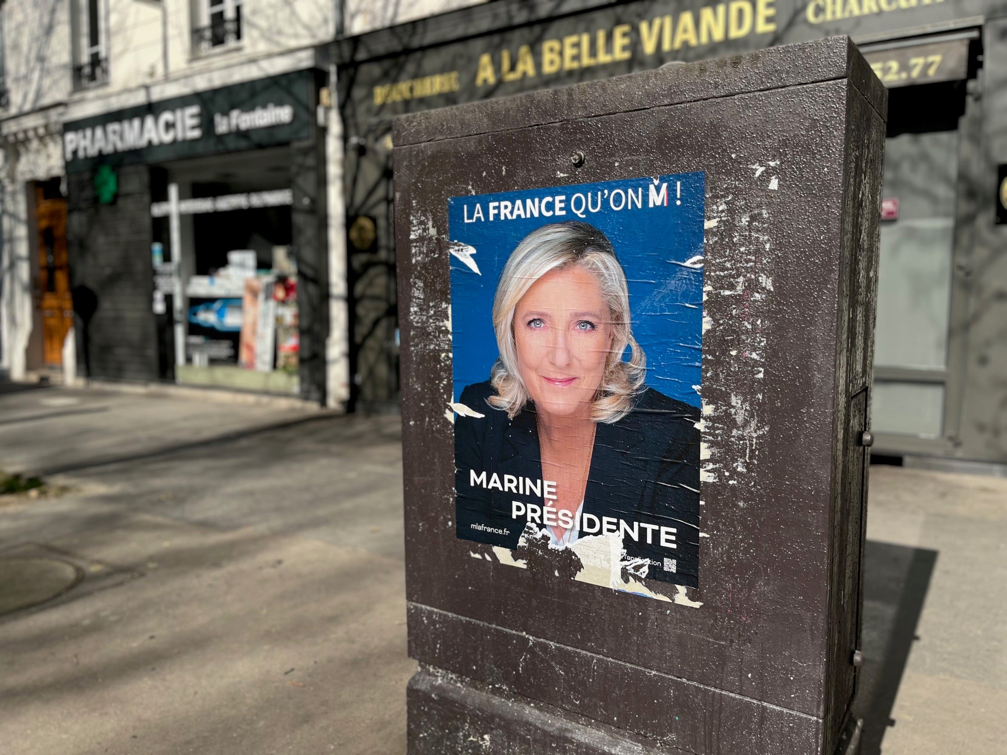 Marine Le Penin vaalimainos kadulla Pariisissa.