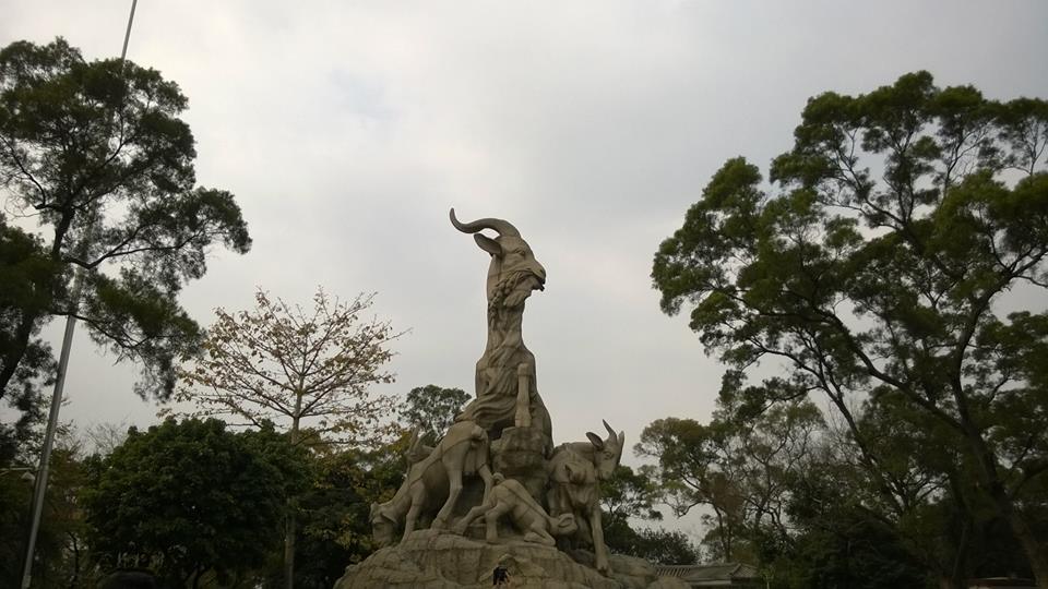 Viiden pässin patsas Yuexiu-puistossa Kantonissa. Kanton on kantoninkiinan standardikielen kotipaikka. Kuva: Teppo Koskinen.