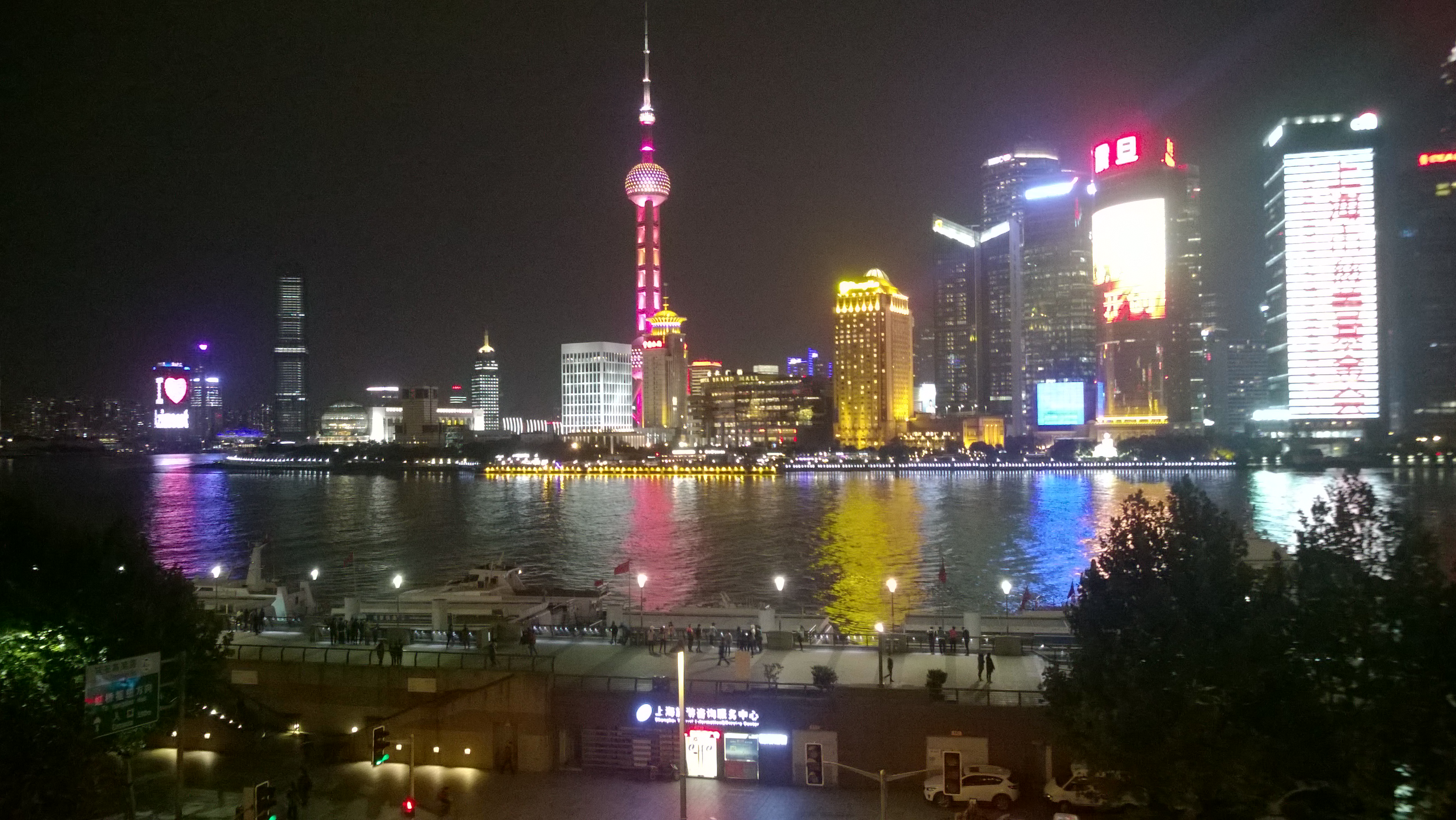 Pudongin futuristinen pilvenpiirtäjäkeskittymä on Shanghain nopean kehittymisen ilmentymä. Kuva: Hanna Öunap.