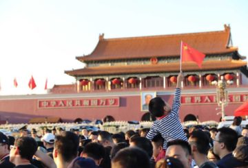Kiinan lippu on kiinalaisille kulttuurillisesti tärkeä symboli, joka edustaa vuonna 1949 tapahtunutta kommunistista vallankumousta. Kansallispäivän viikolla lippuja näkyy kaikkialla, mikä osiltaan vahvistaa tämän Euroopan väkilukua huomattavasti suuremman kansakunnan yhtenäisyyden tunnetta. Kuva: Santeri Korhonen.