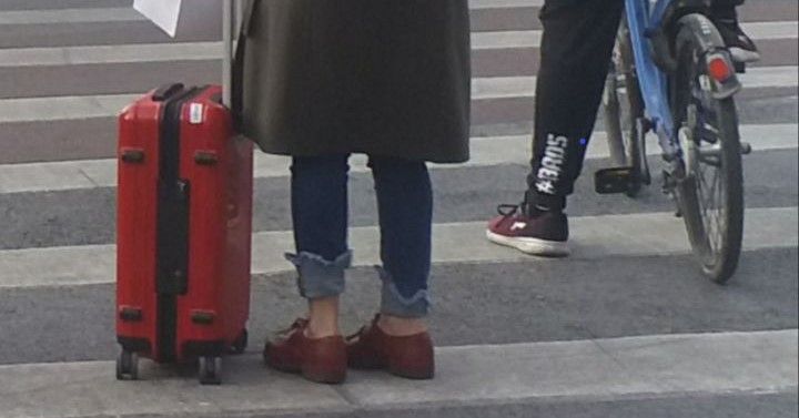Tämän talven muoti-ilmiönä ovat Pekingissäkin olleet lyhyet housunlahkeet ja sieltä pilkottavat paljaat, sukattomat nilkat. Kuva: Hanna Kumpusalo-Tyukalov.