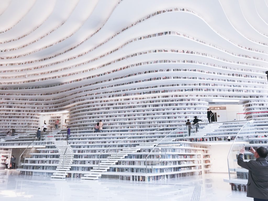 Tianjinin Binhai-alueelle rakennettua kirjastoa on kuvattu kirjojen rakastajan taivaana useamman mediajulkaisun sivuilla. Totuus on hieman toisenlainen. Kuva: Aino Röyskö.