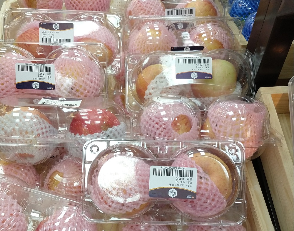Muovi-intoilu näkyy myös ruokakaupassa: omenat on välillä pakattu pehmusteverkkoon ja muovirasiaan. Kuva: Petja Karppinen