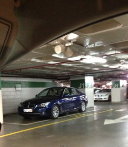 Pysäköintiä lissabonilaisittain. Kuvan auto on parkattu kolmen auton paikalle. Kuva: Suomen suurlähetystö, Lissabon.