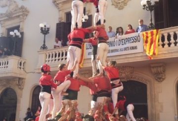 Castellers de Barcelona –ihmistorniryhmä rakentaa tornia Vilafranca de Penedèsin keskusaukiolla. Kuva: Reetta Niinimäki