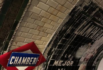 Vanhanaikaisen metroaseman selustaa. Seinässä punasinivalkoinen kyltti, jossa teksti "Chamberi" sekä vanhanaikainen mainoskuva.