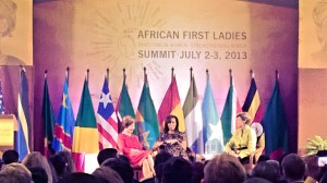 Michelle Obama ja Laura Bush keskustelevat tyttöjen koulutuksesta