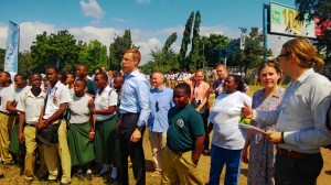 Ministerit Stubb ja Hautala koululaisten kanssa Liike ry-Nokia-Tansanian nuorisoallianssi tilaisuudessa