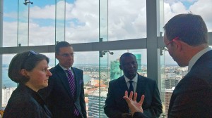 Tansanian opetusministeri Kawambwa, Ministerit Stubb ja Hautala ja Nokian Jussi Hinkkanen vaihtavat ajatuksia