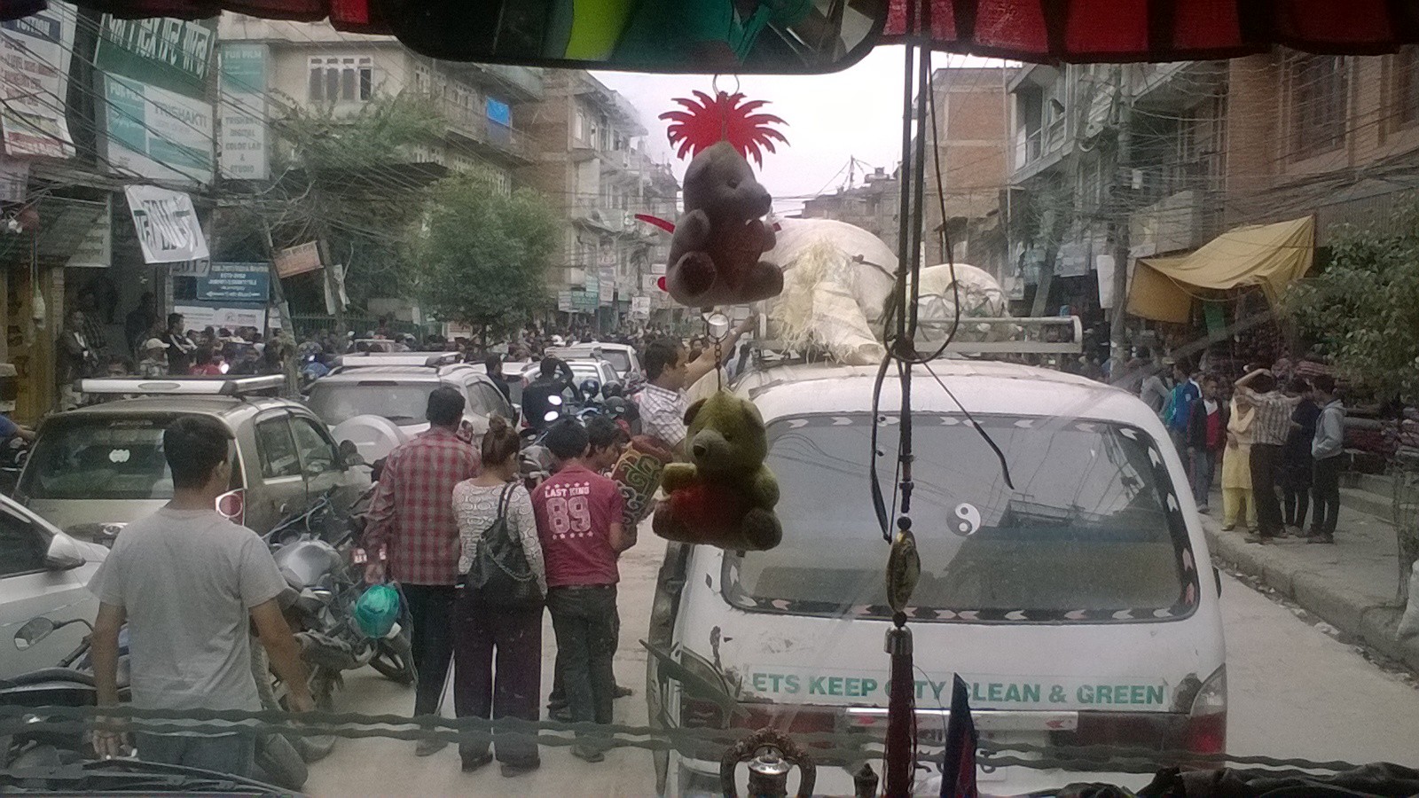 Polttoaineen jonotus vie useita tunteja Kathmandussa.