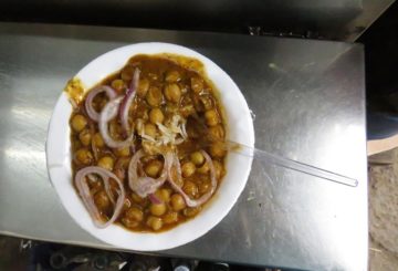 Chole, mausteinen kikhernecurry. Kuva: Ville Ikävalko.