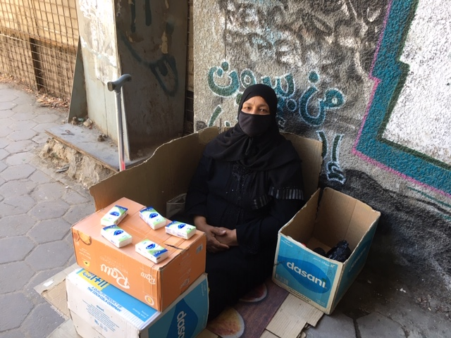 Kerjäläisiäkin on Kairossa, usein lapsia, mutta usein vähäosaiset myyvät tai ikään kuin myyvät jotakin. Nenäliinapakkaukset sopivat hyvin tarkoitukseen. Kuva: Laura Kansikas-Debraise.