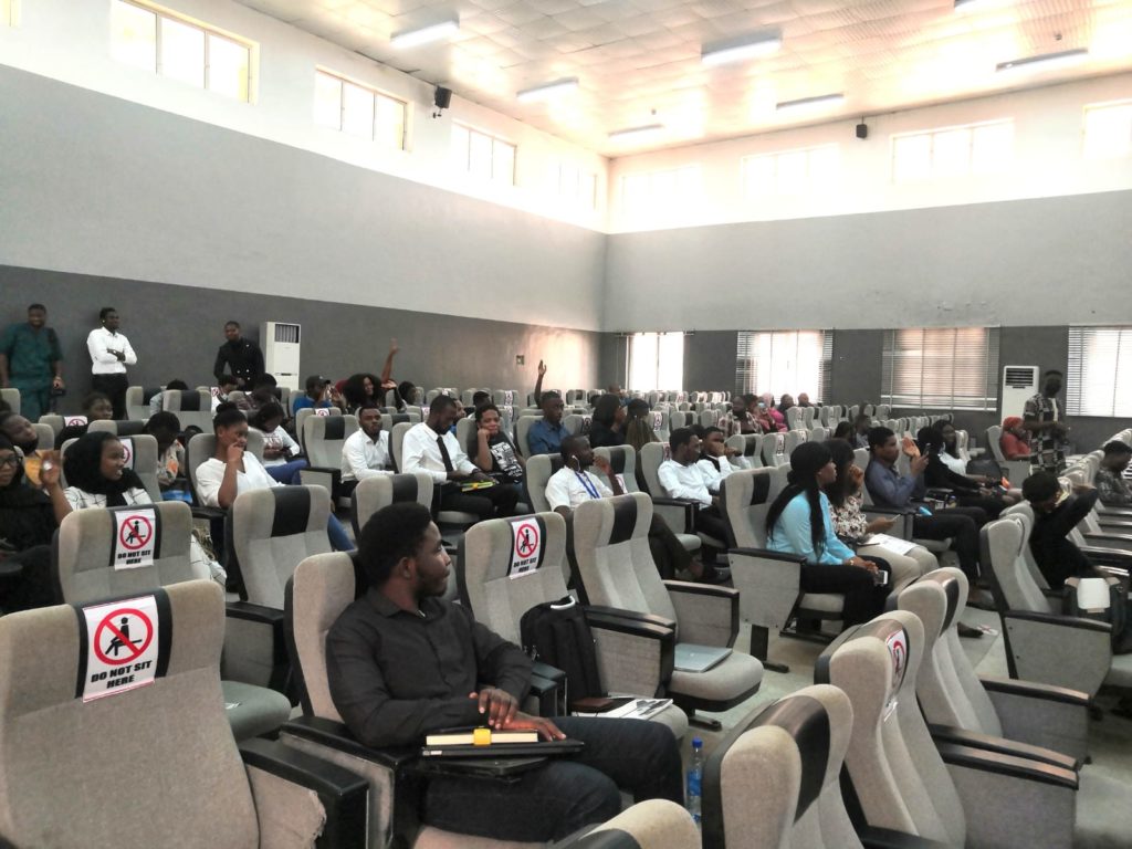 Abujassa sijaitsevan Bazen yliopiston opiskelijoita digitaalisten uramahdollisuuksien innovaatiotapahtumassa. Kuva: Jenna Kirkkari