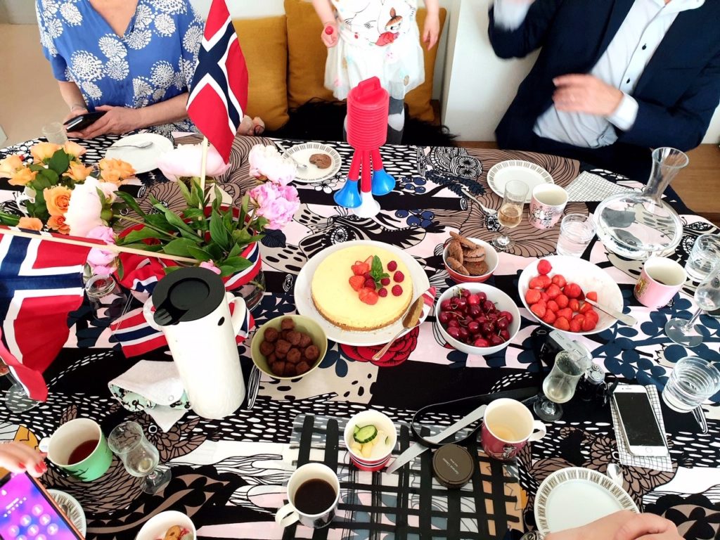 Perinteinen 17. mai aamupala toteutuu tänäkin vuonna monessa norjalaisessa perheessä.