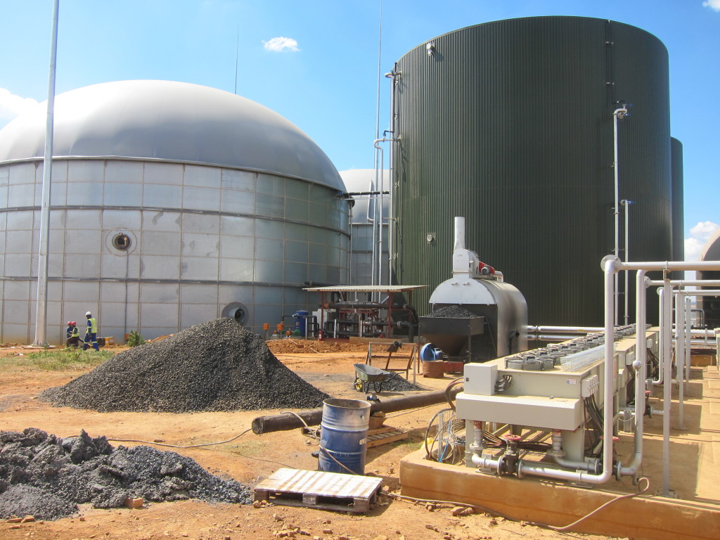 Biokaasuvoimala Pretorian lähellä Etelä-Afrikassa. Voimala on saanut rahallista tukea Suomenkin rahoittamasta EEP- S&EA-ohjelmasta. Kuva: Modikoe Patjane