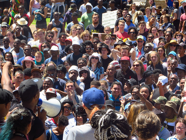 #Feesmustfall-opiskelijaliike järjesti lokakuussa 2015 useita mielenosoituksia Kapkaupungissa. Mielenosoitukset levisivät Johannesburgin University of the Witwaterstrandistä ympäri Etelä-Afrikan yliopistoja. Kuva: Tony Carr (Flickr).