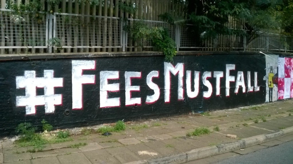 Sosiaalisen median opiskelijaprotesti kirjattuna myös katunäkymään Johannesburgissa. Kuva: Anna Merrifield.