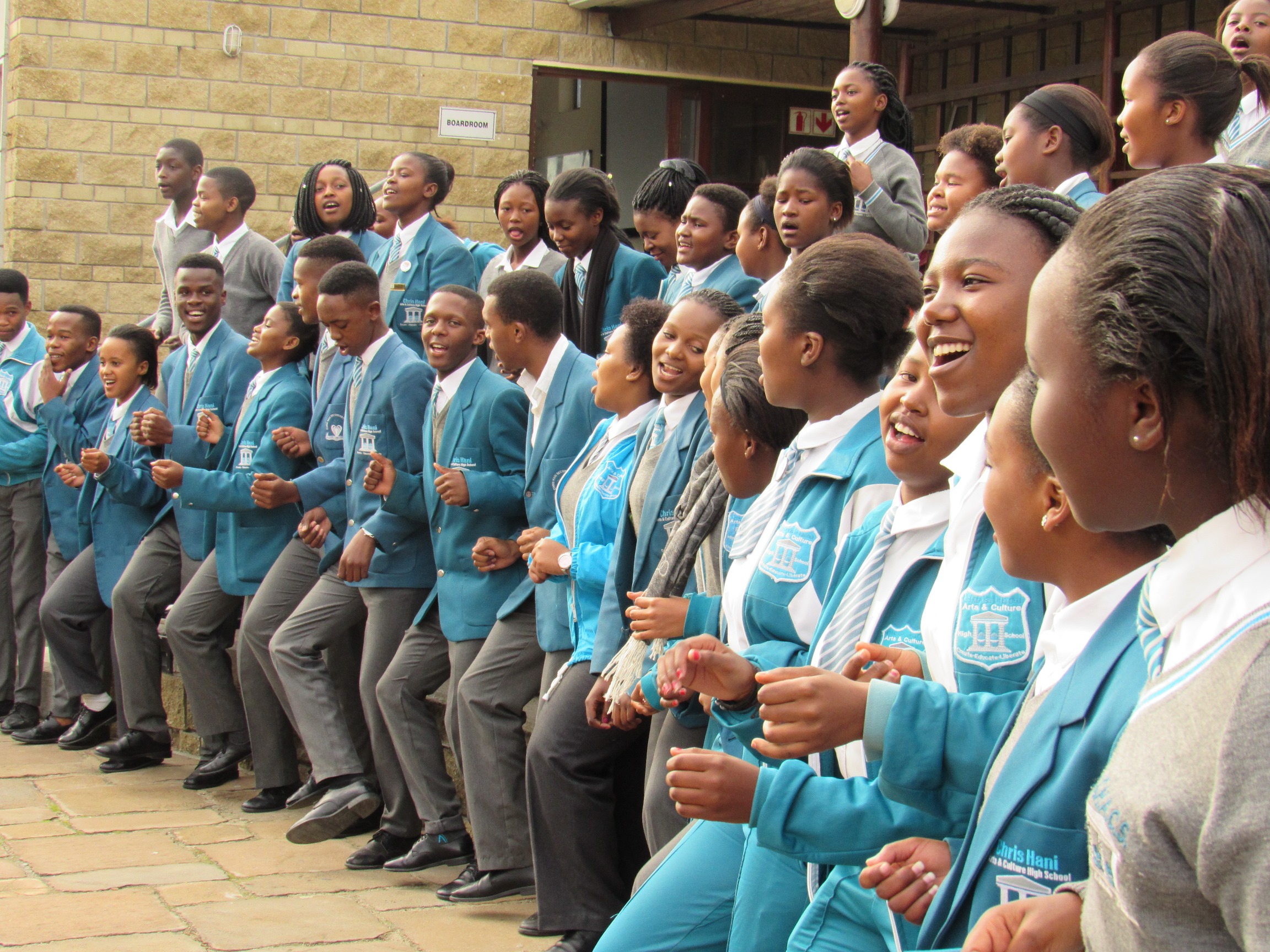 Etelä-Afrikassa on käytössä kouluasut, kullakin koululla on omanlaisensa. Tässä laulavat Chris Hani -koulun oppilaat Khayelitshassa Kapkaupungin lähellä. Kuva: Sanna Leminen