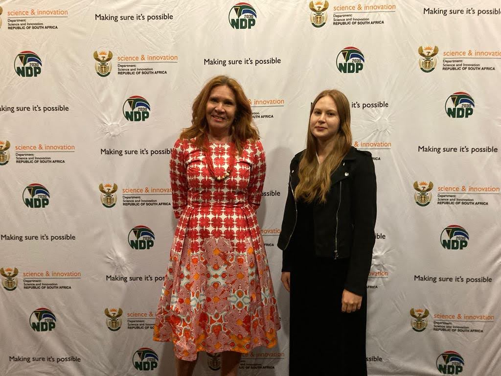 Tiede- ja koulutusasiantuntija Iina Soiri ja minä Etelä-Afrikan tiedefoorumin avajaisissa. Kuva: Noora Kovalainen