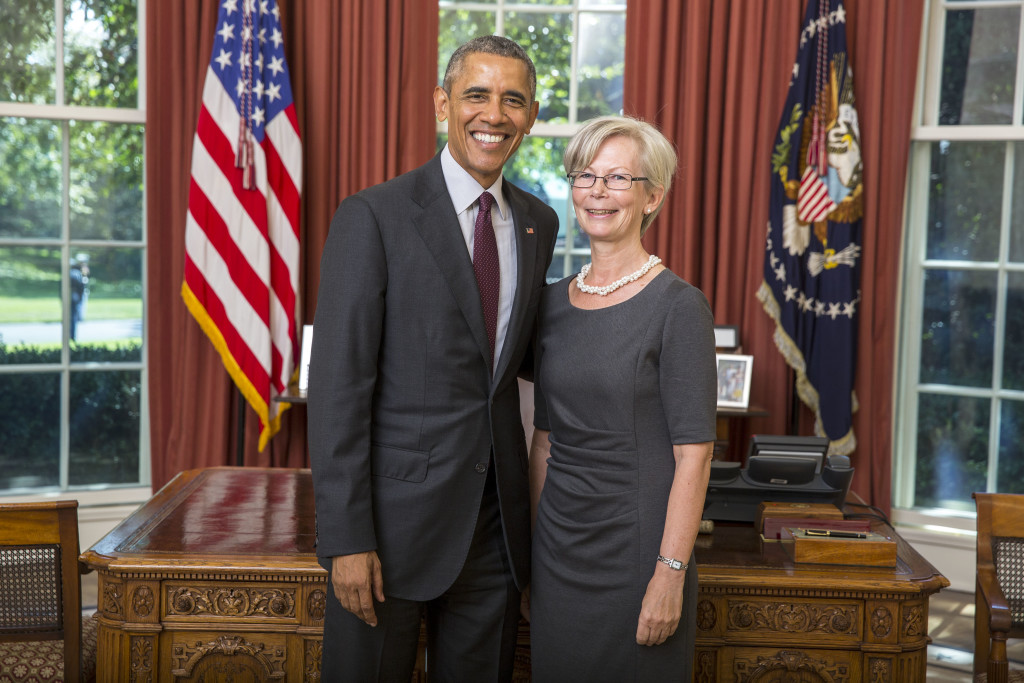 Suomen Yhdysvaltain-suulähettiläs Kirsti Kauppi ja Yhdysvaltain presidentti Barack Obama (Official White House Photo by Lawrence Jackson).