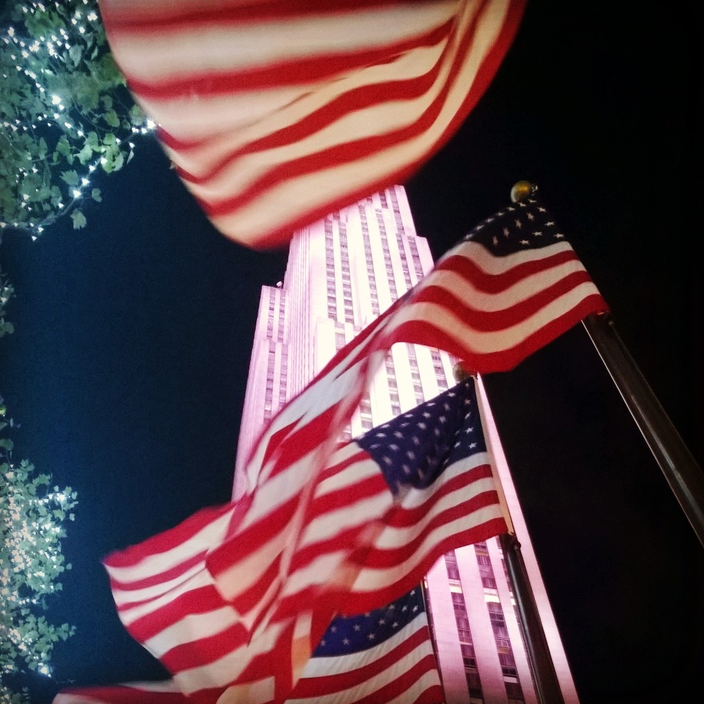 New Yorkissa Yhdysvaltojen liput hulmuavat, kuten muuallakin maassa.