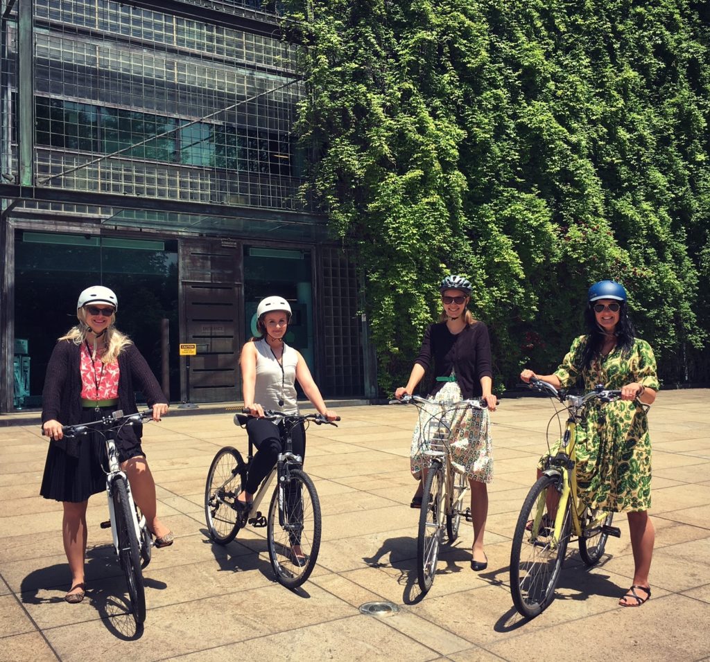 Bike to Work Day - suurlähetystön työntekijät Pauliina, Julia, Emilia ja Eveliina pyöräilevät LEED:in mukaisesti töihin.
