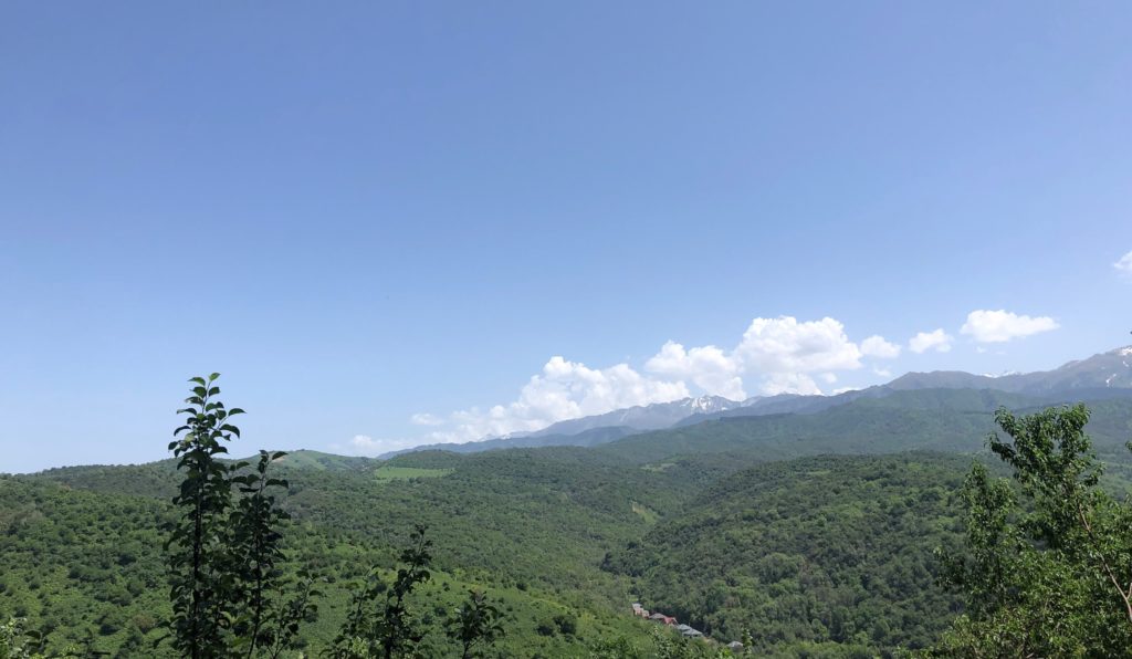 Kuvassa näkyy vuoristoa ja laaksoa Kök Töbe-vuoren huipulta
