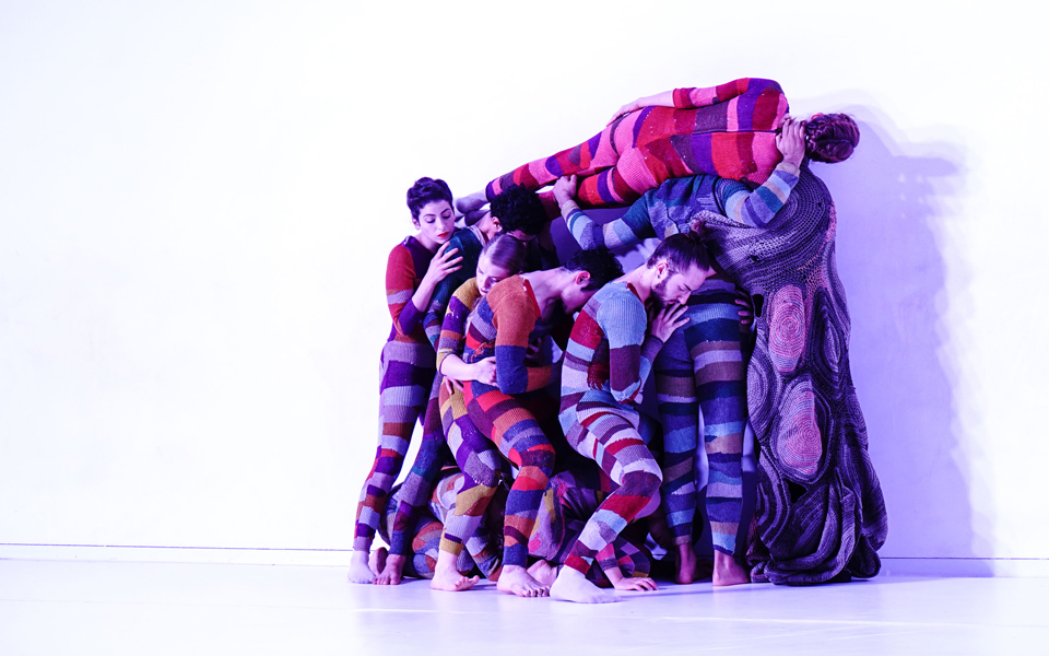 Wallflower, Inbal Pinto Dance Theatre Company. Wallflower är en kollaboration mellan Inbal Pinto & Avshalom Pollak och 3 Japanska muskier. Den vann Israel Critic Circles “Best Dance Show of 2014” pris. Bild: Rotem Mizrachi