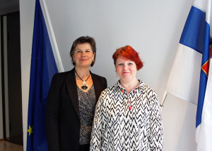 Elina Karlsson är chef för konsulatet och Sirpa Horppu är praktikant.