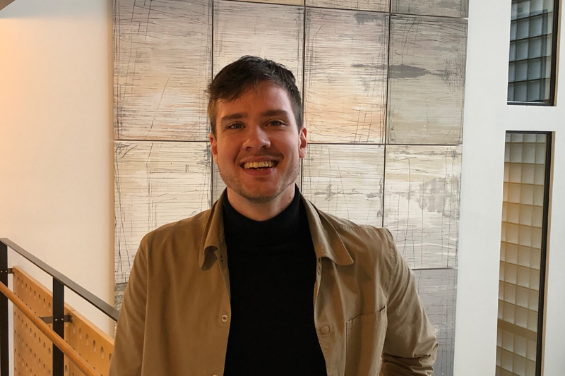 Mikko Mäkitalo arbetar som kommunikationskoordinator och översättare vid Finlands ambassad i Stockholm