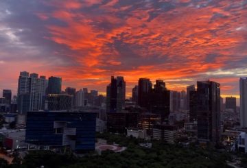 Auringonlasku Jakartassa. Kuva: Rae Lescelius.