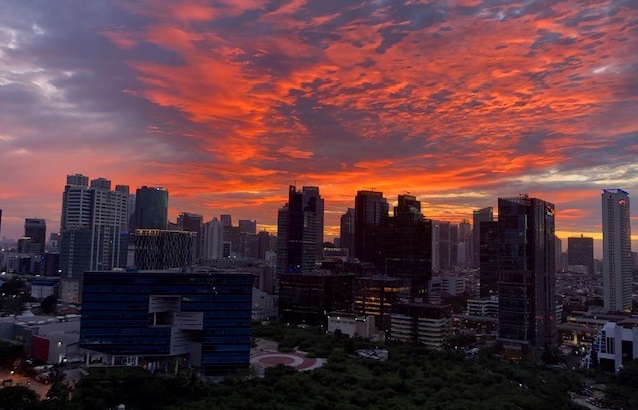Auringonlasku Jakartassa. Kuva: Rae Lescelius.