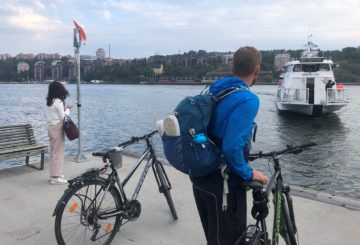 Ympäristöpalkintoja keränneet sähkölautat ovat arkipäivää Tukholman sisäisessä liikenteessä. Kuva: Suomen Tukholman-suurlähetystö.